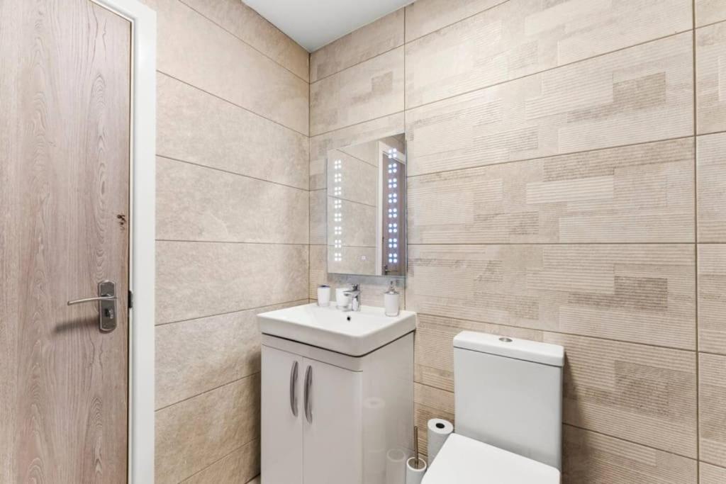 Modern Spacious Three Bedrooms With Private Garden Cardiff Dış mekan fotoğraf